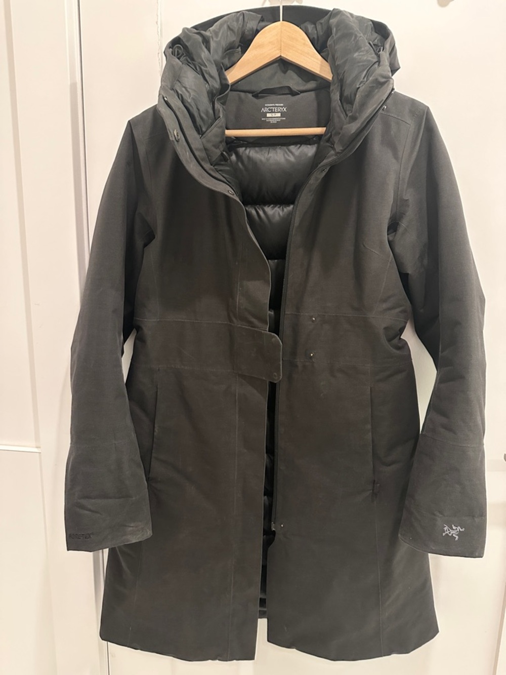 Arc'teryx Women's Patera Parka in dark grey